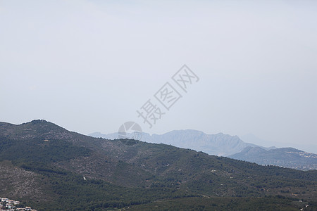 早晨在比利牛人中显露风景小路建筑天线国家边缘植物公园农场爬坡道避难所图片