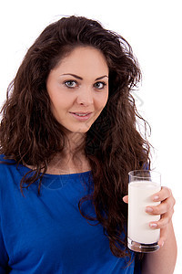 美丽的微笑的女士正在喝牛奶活力玻璃女孩饮食奶制品产品早餐饮料幸福女性图片