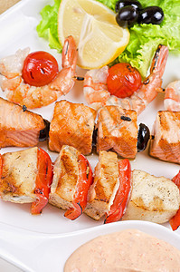 烤鲑鱼和虾柠檬宏观小吃草药竹子餐厅油炸烧烤叶子午餐图片