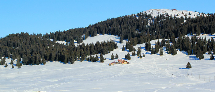 朱拉山Jura山到冬天 瑞士天空环境小木屋季节旅行美丽爬坡森林树木全景图片