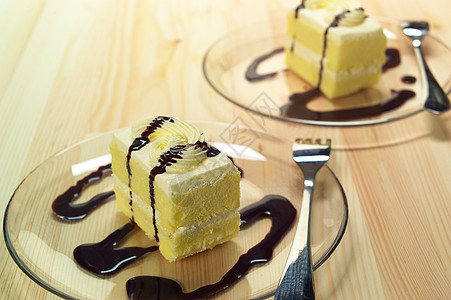 新鲜奶油蛋糕 加巧克力酱汁宏观甜点香草面包食物奶油鞭打派对蛋糕庆典图片