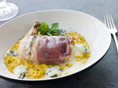 在Parma Ham用Gorgonzola奶酪和R包装鸡胸食物香菜用具美食摄影胸部刀具烩饭厨房家禽图片