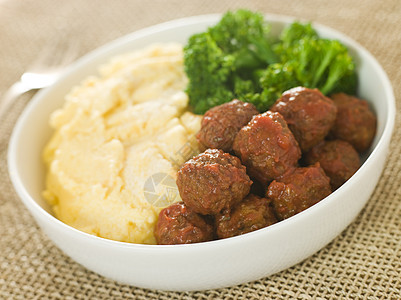 配有和Broccoli的番茄肉丸胡椒草药玉米猪肉盘子摄影食物视图美食羊奶图片