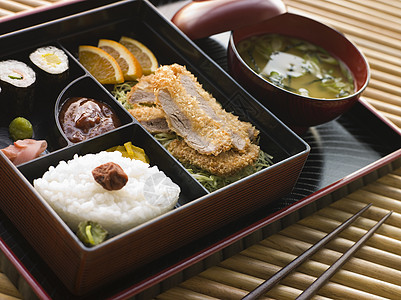 东松盒和三生汤 还有点菜和寿司 放在盘子上美食汤类食品面包屑橙子米饭调味品食物图片