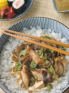 鸡蛋和鸡蛋炒米饭 配点菜和寿司高架筷子天线食物鸟瞰图调味品美食谷物酱油五谷杂粮图片