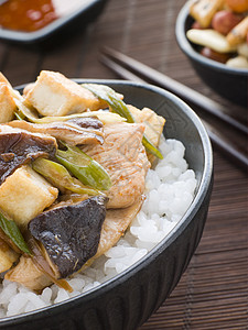 炸豆腐鸡和蘑菇多布里豆腐米果食物生产谷物蔬菜食品美食家禽五谷杂粮图片