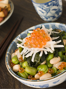 蚕豆萝卜和鲑鱼子食物蔬菜生产鱼卵寿司裙带食品海苔鱼子发烧图片