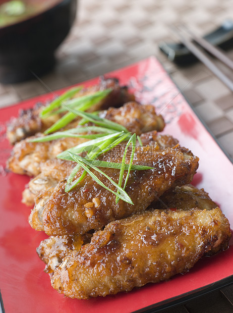 甜辣鸡尾小鸡和苏iya基香肠酱料美食盘子小吃国际鸡翅家禽食品食物小翼图片