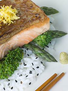 配有芝麻和芝麻的蔬菜食物种子美食五谷杂粮食品鱼类米饭寿司配菜粮食图片