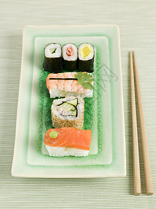 将寿司布插在筷子上鱼类美食食品盘子食物海鲜逗子米饭蒸食类图片
