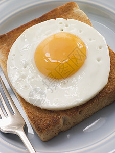 白吐司上炸鸡蛋午餐奶制品刀具食品烹饪厨艺用具餐具油炸食物图片