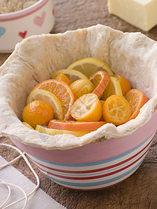 制作苏塞克斯池塘糕点柠檬橙子烹饪面团黄油食物食谱水果羊脂图片