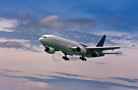 乘客机降落在蓝天上图片