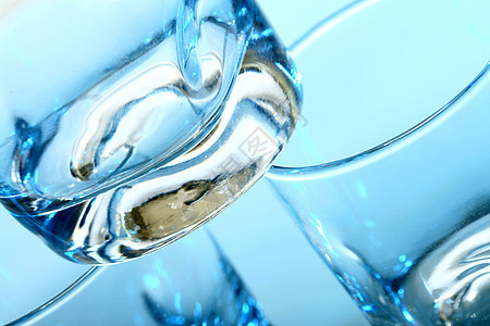 玻璃背景蓝色液体强光静物高脚杯商品庆典水晶魅力派对图片