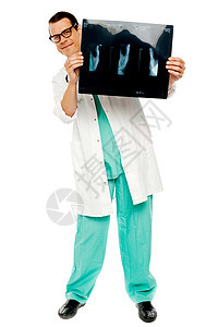 显示病人X光检查报告的年轻外科医生图片