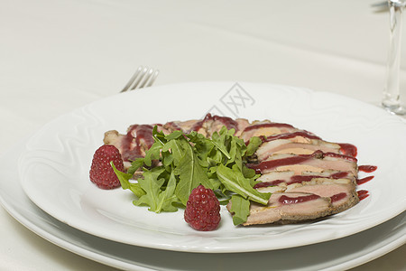 切猪肉加草莓酱餐厅服务食物小吃覆盆子青菜盘子图片