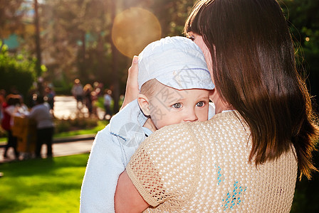 可爱的男孩乐趣蓝色肩膀喜悦儿子婴儿童年快乐公园妈妈图片