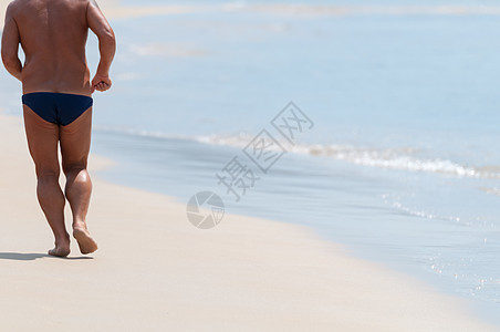 跑在沙滩上海浪自由火车肌肉运动海滩身体海岸活力赛跑者图片