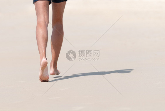 跑在沙滩上火车赛跑者跑步海滩娱乐肌肉运动运动员自由身体图片