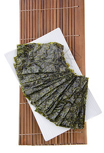 干旱海藻在背景上绿色黑色饮食工作室植物蔬菜海鲜食物海苔图片