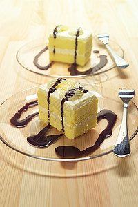 新鲜奶油蛋糕 加巧克力酱汁香草蛋糕庆典生日宏观糕点甜点鞭打奶油糖果图片