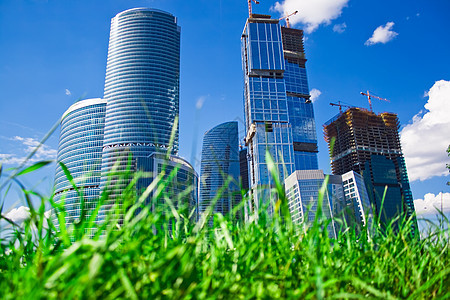 摩天大楼和草建筑建筑学蓝色太阳财产中心反射城市建造总部图片