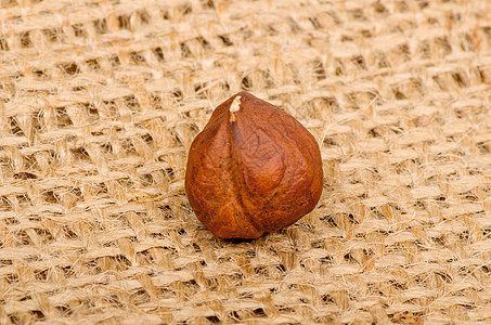 圆滑背景的黑桃栗子宏观小吃种子榛子松鼠白色核桃坚果味道季节性图片