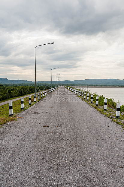 通往山顶大坝的公路图片