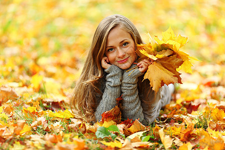 秋叶中的妇女脚尖季节成人金发女郎女性毛衣头发微笑公园眼睛团体图片