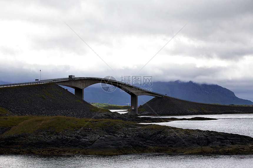 大西洋公路悬崖花朵交通岩石纪念碑旅行海洋天空海岸线运输图片