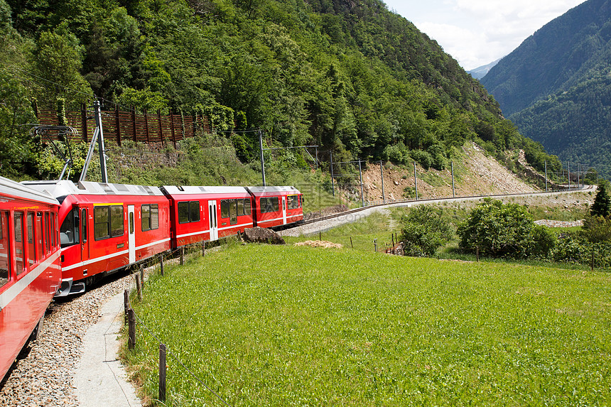 瑞士山地火车乡村风景全景发动机旅行游客铁路高山红色山脉图片