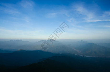 早于山地的迷雾 蓝色天空云乡村旅行森林花园草地植物风景公园太阳岩石背景图片