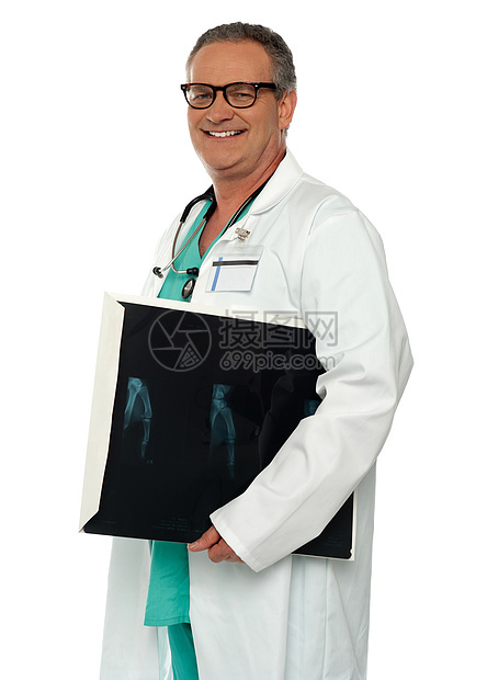 携带手骨X光片报告的微笑医生图片