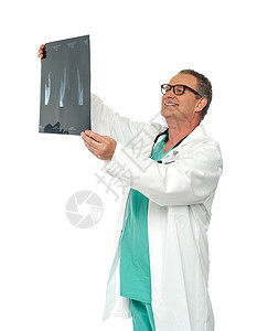 经验丰富的外科医生看X光报告图片