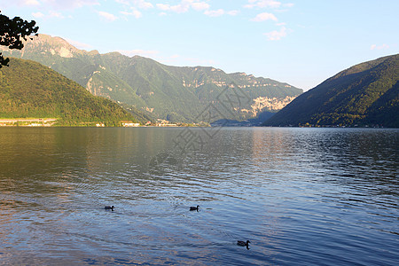 湖水湖景观假期公园阳光天桥全景城市旅行村庄蓝色天空图片