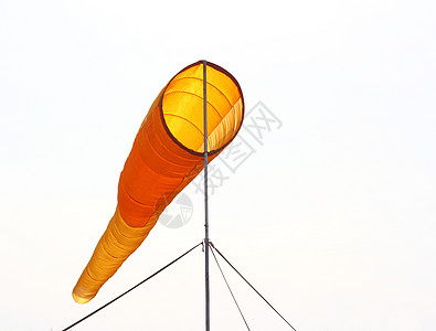 风中蓝云天空上的旗子警告风力天气太阳能飞机场风管短袜飞机气垫风向背景图片