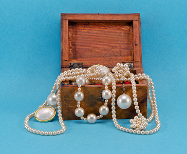 珠珠首饰 蓝色的复古木箱高清图片