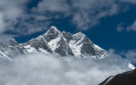 喜马拉雅的Lhotse Lhotse Shar山峰和云天图片