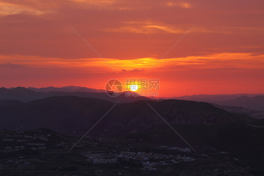 山中夏日风景与太阳土地天空农村阳光植物国家草地季节气候环境图片