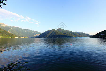 湖水湖景观城市反射天桥蓝色行人旅行爬坡布雷天空全景图片