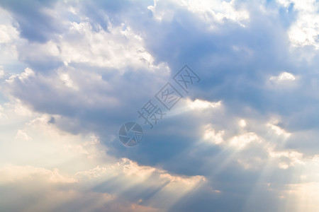 在云中闪耀光芒的亮光晴天蓝色阳光辉光太阳宗教戏剧性季节射线天空图片