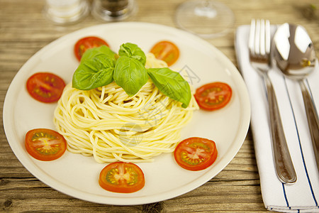 新鲜美味的意大利面 桌上有番茄和烤肉营养午餐沙拉糖类食物烹饪勺子盘子芳香面条图片