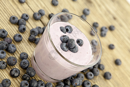 新鲜美味的蓝莓酸奶甜甜点在桌上小吃冰沙早餐水果牛奶覆盆子产品宏观节食饮食图片