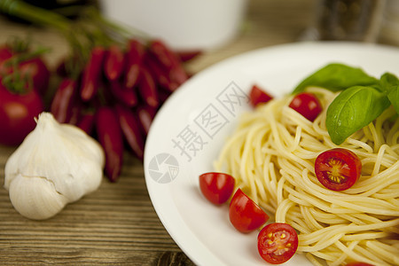 新鲜美味的意大利面 桌上有番茄和烤肉餐厅沙拉烹饪糖类营养盘子面条勺子食物蔬菜图片