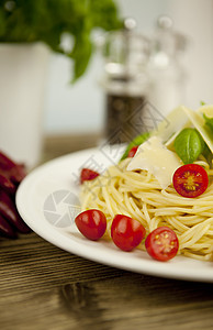 新鲜美味的意大利面 桌上有番茄和烤肉餐厅美食芳香勺子烹饪盘子食物午餐蔬菜糖类图片