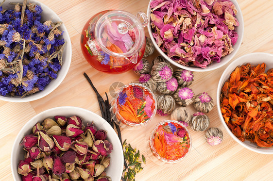 香草天然花卉茶和干花药品食物芳香疗法酿造叶子杯子玻璃茶点治疗图片