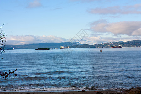 港口的货船船运货运石头阳光边缘蓝色波纹海滩天空货物图片