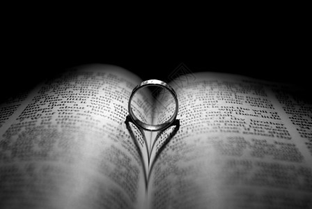 结婚戒指上帝精神遗嘱宗教信仰情感阴影婚礼婚姻反射图片