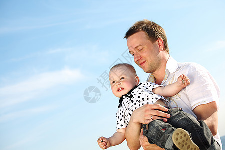 父亲和儿子快乐奢华男人男性成人相机童年家庭爸爸花园图片