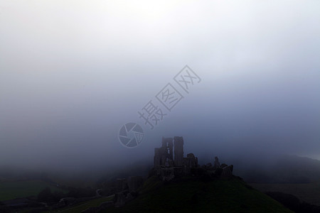 英格兰科夫城堡薄雾魔法废墟爬坡堡垒天空天气遗迹建筑学阴影图片